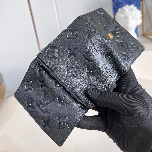 【コンパクトで使いやすい♪】ルイヴィトン 偽物 ポルトフォイユ・パイロット 折りたたみ財布 M82556