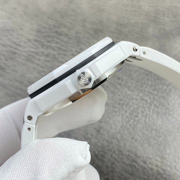 オーデマピゲ 白セラミックケース コピー ロイヤル オーク オフショア ダイバー 15707CBOO