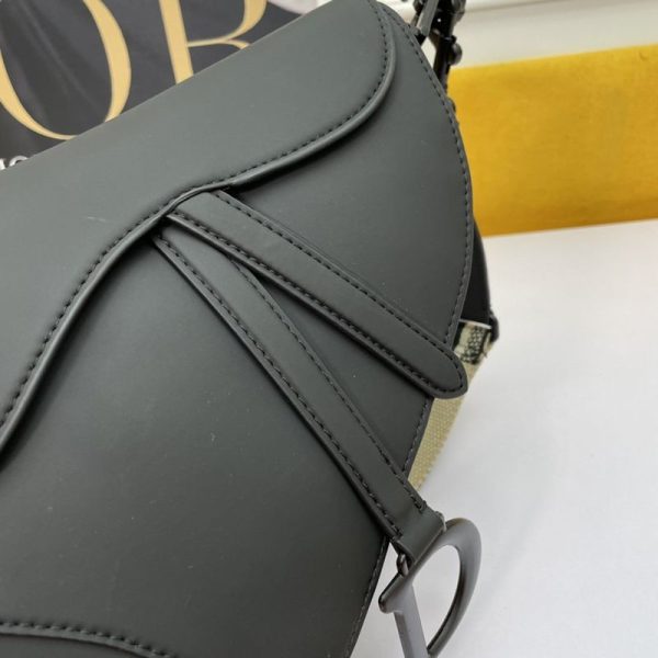 目を惹くカラーディオール ラテカラー サドルバッグ偽物 ウルトラマットカーフスキン M0446SLLO_M989 - 画像 (4)
