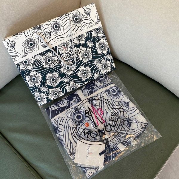 日本未入荷 21SS【モンクレール ジャケット 偽物】Keragan フローラル ナイロン ジャケット 0931A761005956R770 - 画像 (9)