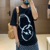 ★日本!!人気！モンクレールジーニアス 偽物【7 モンクレール FRAGMENT藤沢ヒロシ】Fragment スプレーロゴTシャツ mog49509
