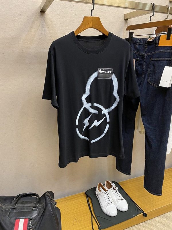 ★日本!!人気！モンクレールジーニアス 偽物【7 モンクレール FRAGMENT藤沢ヒロシ】Fragment スプレーロゴTシャツ mog49509 - 画像 (3)