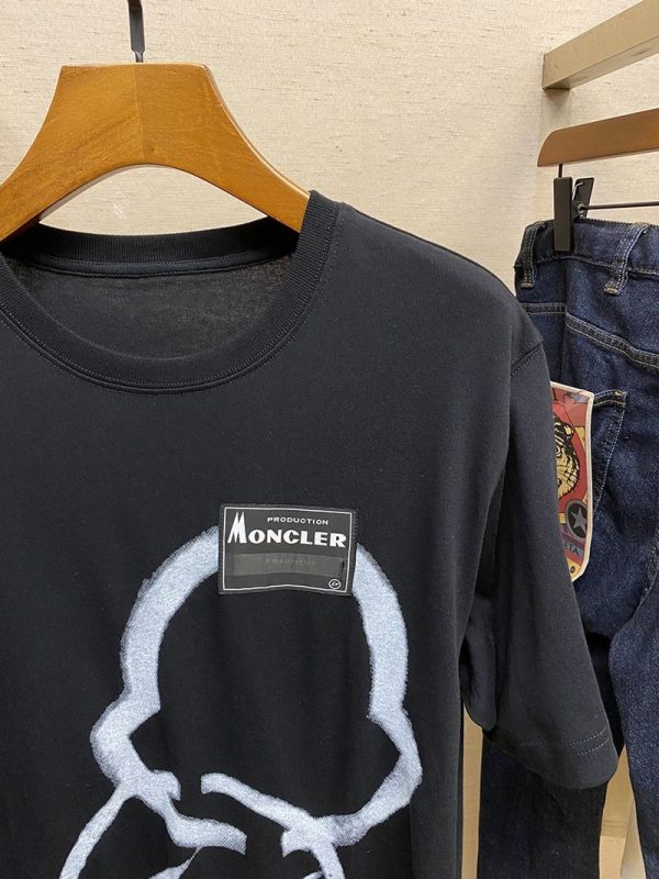 ★日本!!人気！モンクレールジーニアス 偽物【7 モンクレール FRAGMENT藤沢ヒロシ】Fragment スプレーロゴTシャツ mog49509 - 画像 (6)