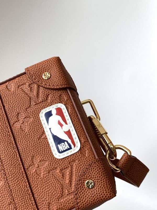 入手困難!ルイヴィトン NBAコラボ ソフトトランク 偽物 ショルダーバッグ M80549 - 画像 (4)