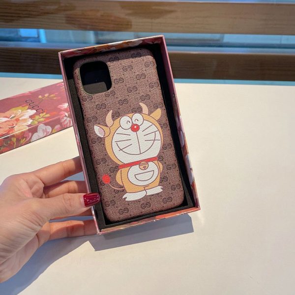 ★日本!!人気！【人気コラボ 】グッチ×ドラえもん偽物 iPhone13/12/11 ケース647806 2T200 8919 - 画像 (2)