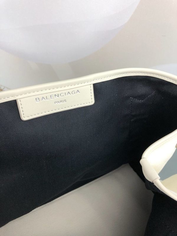 超希少！バレンシアガ ネイビーカバ 偽物 M マザーズバッグにも ベージュ 3399332HH3N2762 - 画像 (6)