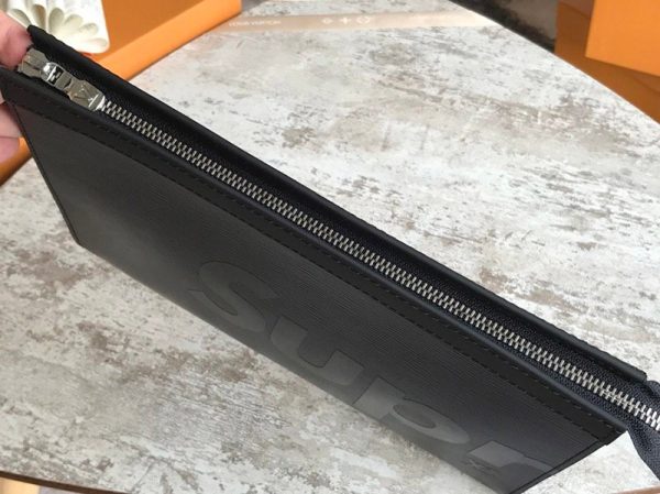 完売必至 シュプリーム × ​ルイヴィトン 偽物 z Pochette Jour GM クラッチバッグ BLACK M66889 - 画像 (3)