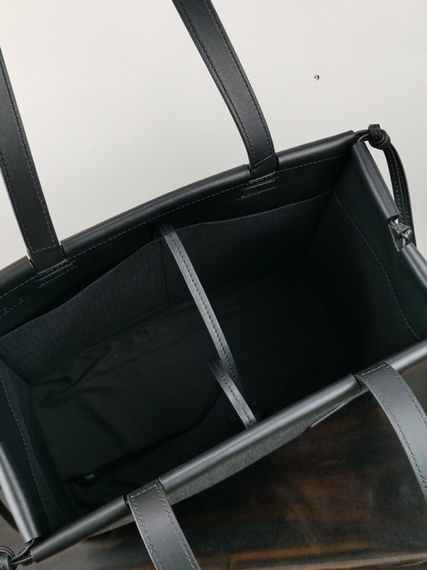 春もの新作ロエベ トートバッグ 偽物 Small Cushion Tote☆クッショントートスモール☆送料込 A612A93X252426 - 画像 (9)