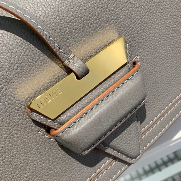 関税なし ロエベ ショルダーバッグ 偽物 ソフトカーフ 三角バックル バルセロナバッグ カーキ loq82008 - 画像 (4)