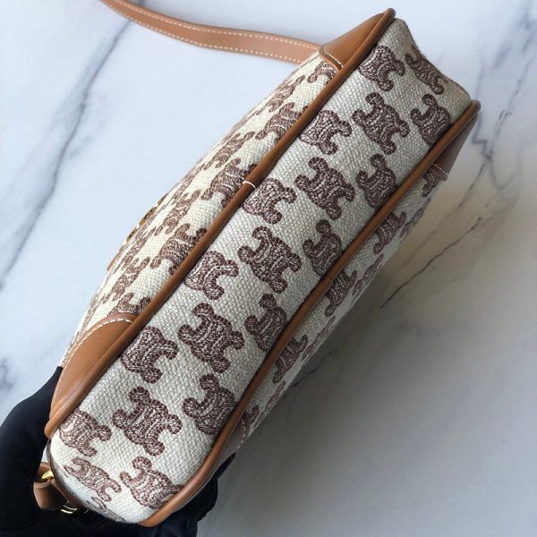 国内完売☆セリーヌ ショルダーバッグ 偽物 カメラバッグ トリオンフの刺繍 194332CS819BR - 画像 (5)