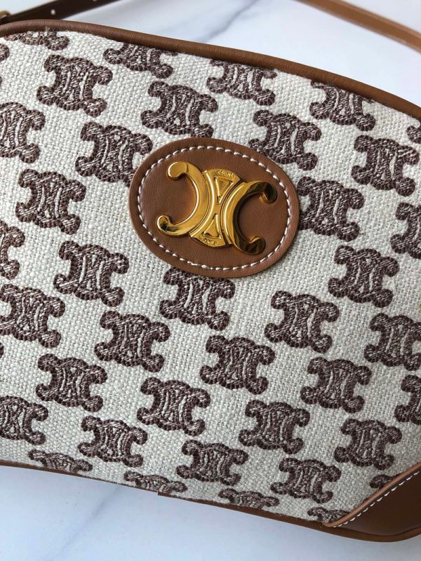 国内完売☆セリーヌ ショルダーバッグ 偽物 カメラバッグ トリオンフの刺繍 194332CS819BR - 画像 (7)