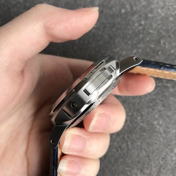色鮮やかなブルー文字盤が人気！パネライ ルミノール GMT 偽物 PAM1033 - 画像 (5)