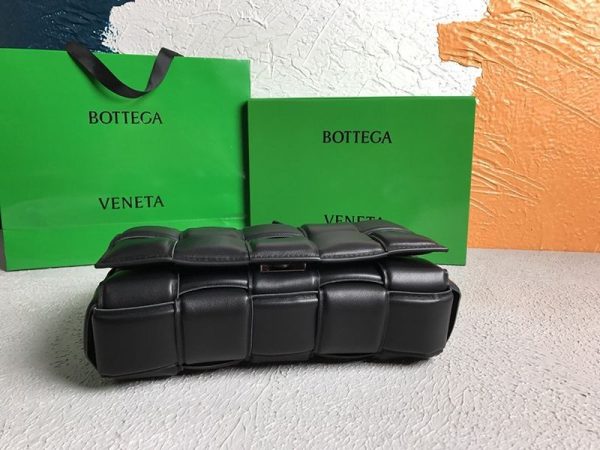 大人気！ボッテガヴェネタ パデットカセット 偽物 ショルダーバッグ ブラック boo17144 - 画像 (6)