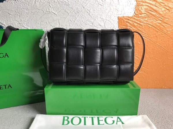 欲しい♡超限定♪ボッテガヴェネタ パデッドカセット コピー ショルダーバッグ ゴールド仕上げ 591970VCQR18425 - 画像 (2)