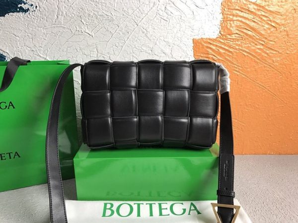 欲しい♡超限定♪ボッテガヴェネタ パデッドカセット コピー ショルダーバッグ ゴールド仕上げ 591970VCQR18425 - 画像 (3)