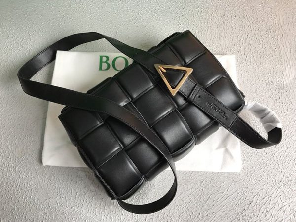 欲しい♡超限定♪ボッテガヴェネタ パデッドカセット コピー ショルダーバッグ ゴールド仕上げ 591970VCQR18425 - 画像 (4)