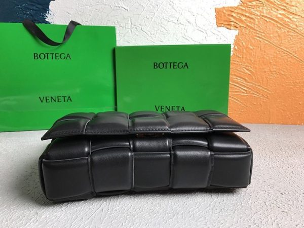 欲しい♡超限定♪ボッテガヴェネタ パデッドカセット コピー ショルダーバッグ ゴールド仕上げ 591970VCQR18425 - 画像 (6)