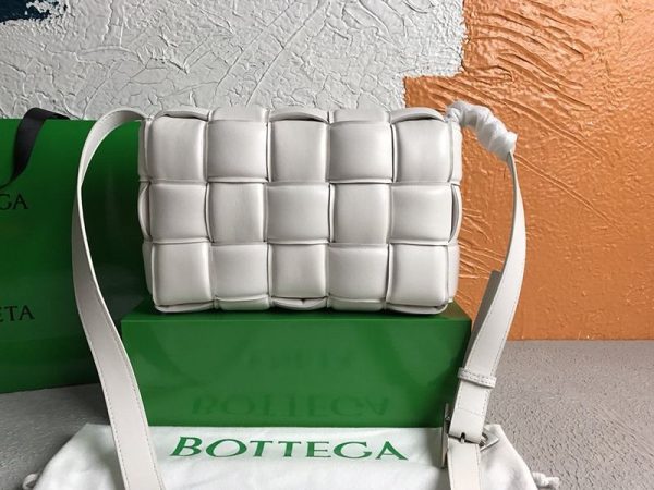 欲しい♡超限定♪ボッテガヴェネタ パデッドカセット スーパーコピー ショルダーバッグ シルバー仕上げ boj78120 - 画像 (3)