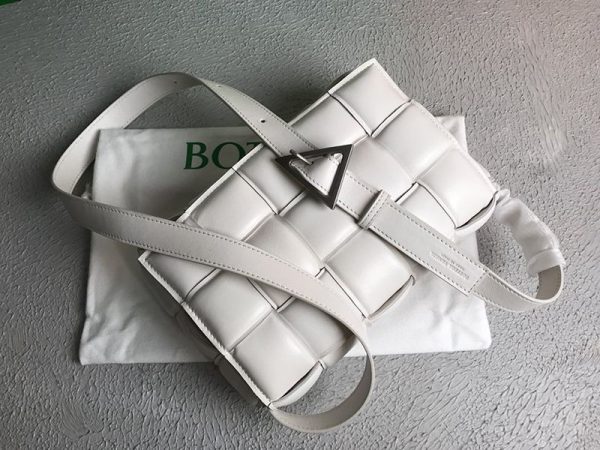 欲しい♡超限定♪ボッテガヴェネタ パデッドカセット スーパーコピー ショルダーバッグ シルバー仕上げ boj78120 - 画像 (4)