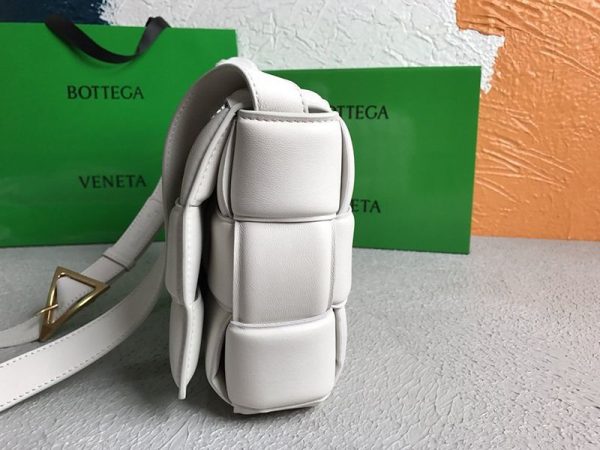 希少色ボッテガヴェネタ 偽物 パデッドカセット ショルダーバッグ ゴールド仕上げ 591970VCQR19143 - 画像 (5)