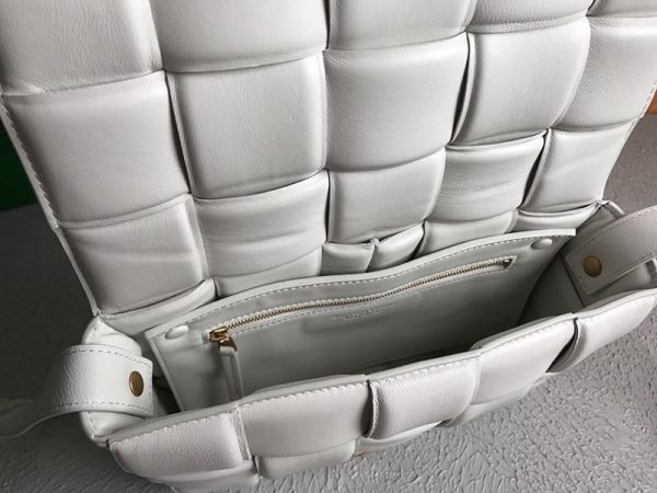 希少色ボッテガヴェネタ 偽物 パデッドカセット ショルダーバッグ ゴールド仕上げ 591970VCQR19143 - 画像 (7)