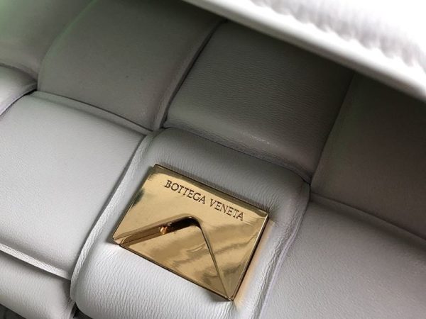 希少色ボッテガヴェネタ 偽物 パデッドカセット ショルダーバッグ ゴールド仕上げ 591970VCQR19143 - 画像 (8)