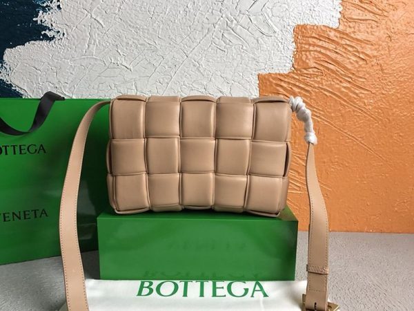 入手困難ボッテガヴェネタ パデットカセット 偽物 ショルダーバッグ アーモンド 591970VCQR12700 - 画像 (3)