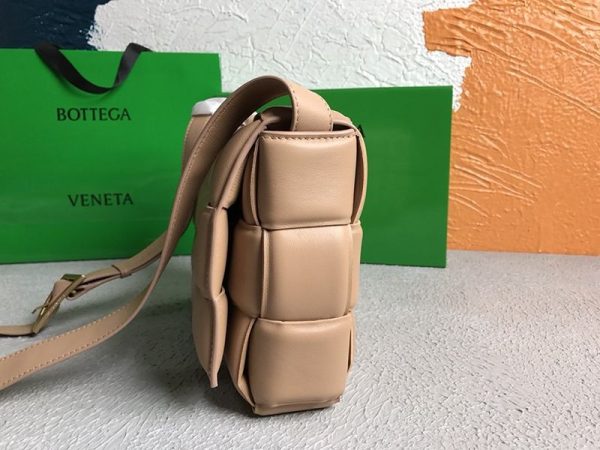 入手困難ボッテガヴェネタ パデットカセット 偽物 ショルダーバッグ アーモンド 591970VCQR12700 - 画像 (4)