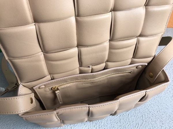 入手困難ボッテガヴェネタ パデットカセット 偽物 ショルダーバッグ アーモンド 591970VCQR12700 - 画像 (7)
