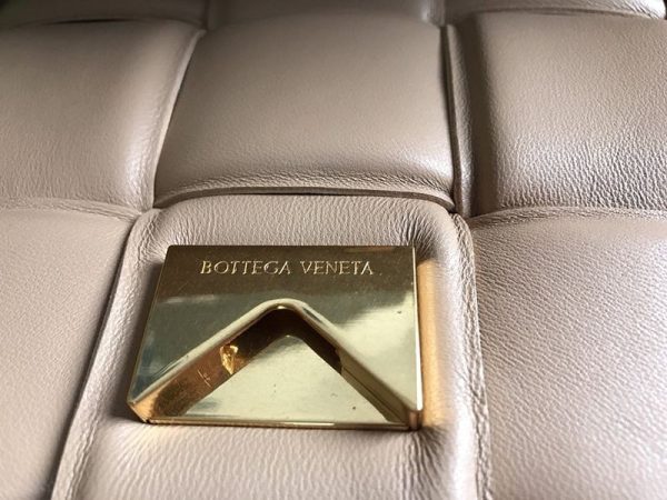 入手困難ボッテガヴェネタ パデットカセット 偽物 ショルダーバッグ アーモンド 591970VCQR12700 - 画像 (8)