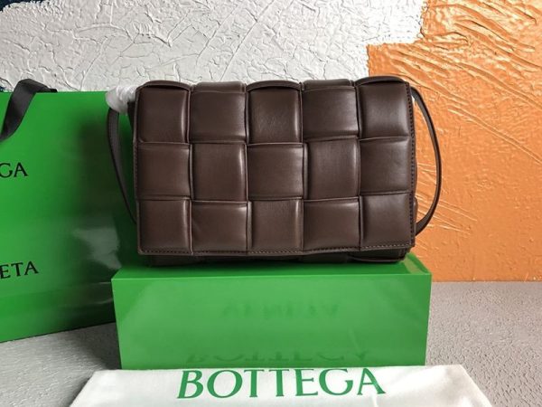 欲しい♡超限定♪ボッテガヴェネタ パデットカセット 偽物 ショルダーバッグ グレープ 591970VCQR15010 - 画像 (2)