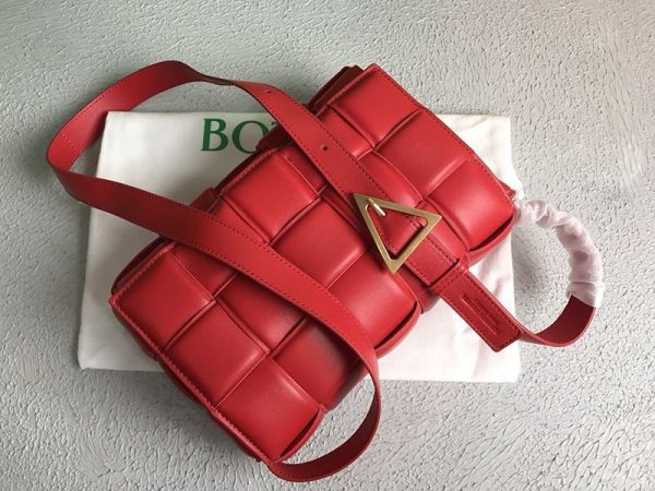 春もの新作ボッテガヴェネタ パデットカセット 偽物 ショルダーバッグ チリ 591970V13Y18901 - 画像 (4)