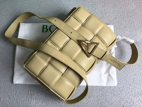 最安値挑戦ボッテガヴェネタ 偽物 パデッドカセット ショルダーバッグ シナバー 591970VCQR19782 - 画像 (4)