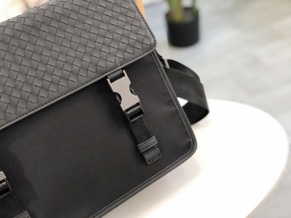 【日本未発売】ボッテガヴェネタ イントレチャートレザー 偽物 メッセンジャーバッグ bou22560 - 画像 (4)