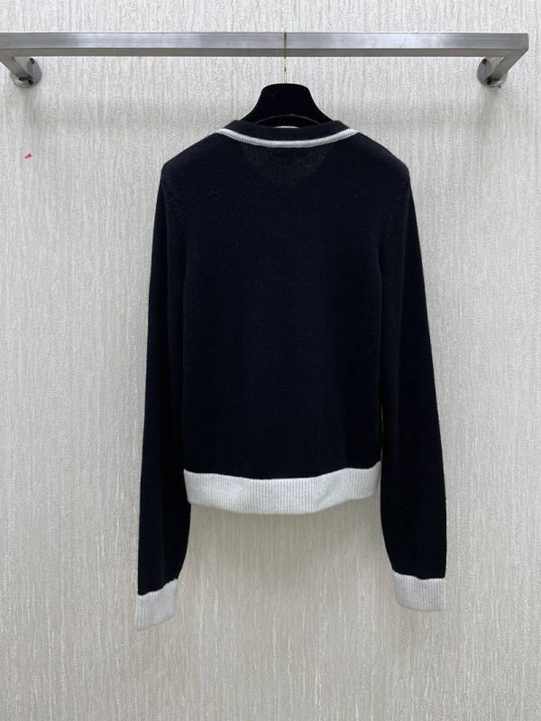 世界中で大人気♪《21AW》シャネル カーディガン 偽物ボタン COCO ロゴ shz15479 - 画像 (6)