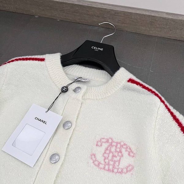 欲しい♡超限定♪《21AW》シャネル カーディガン 偽物ボタン COCO ロゴ shw14048 - 画像 (4)