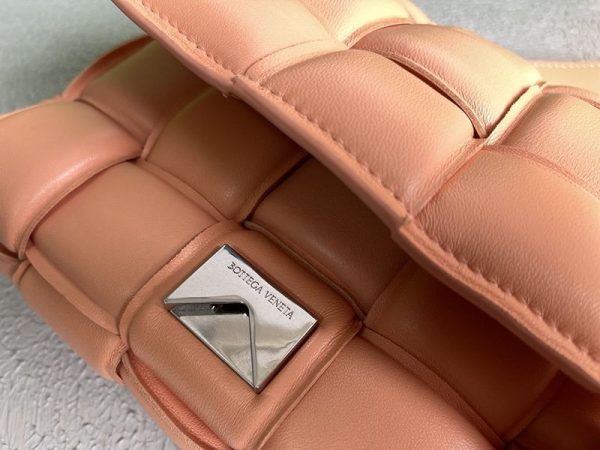 秋冬新作ボッテガヴェネタ パデッド カセット コピー レザー製クロスボディバッグ bol58962 - 画像 (9)