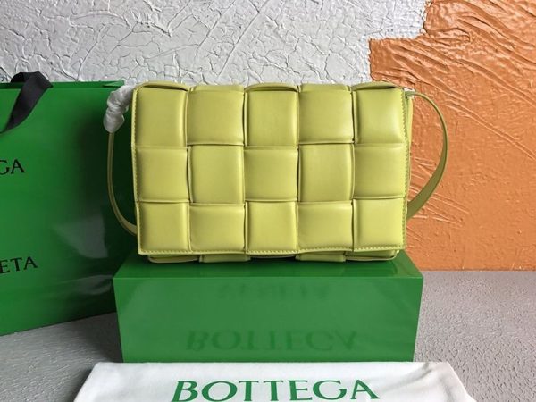セール新作ボッテガヴェネタ パデッド カセット 偽物 レザー製クロスボディバッグ boc82579 - 画像 (2)