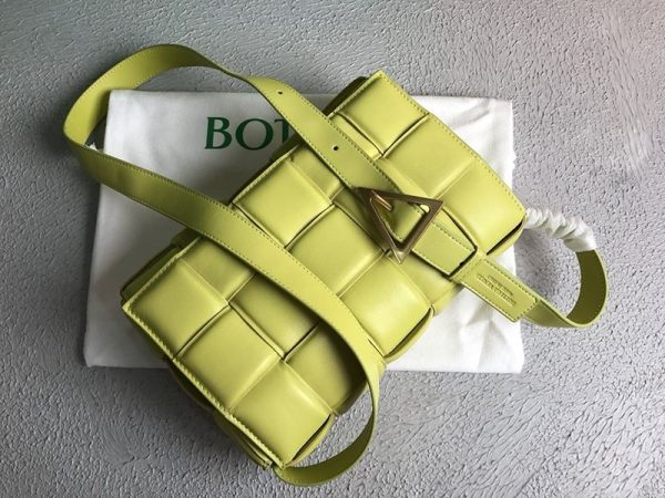 セール新作ボッテガヴェネタ パデッド カセット 偽物 レザー製クロスボディバッグ boc82579 - 画像 (4)