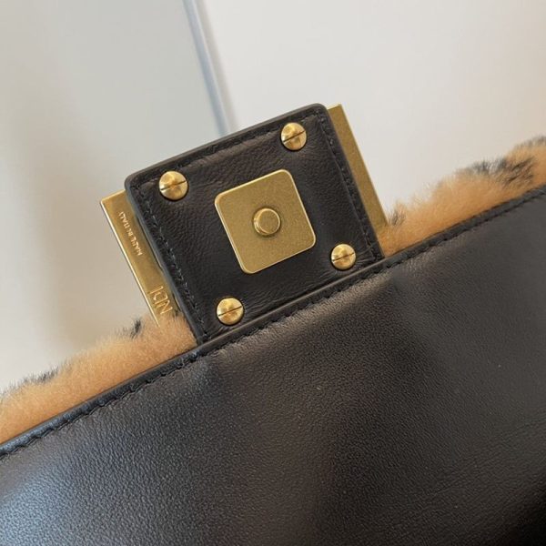 世界中で大人気♪フェンディ バゲット コピー スモール ブラウン シープスキンバッグ 8BS017A8HPF180S - 画像 (4)