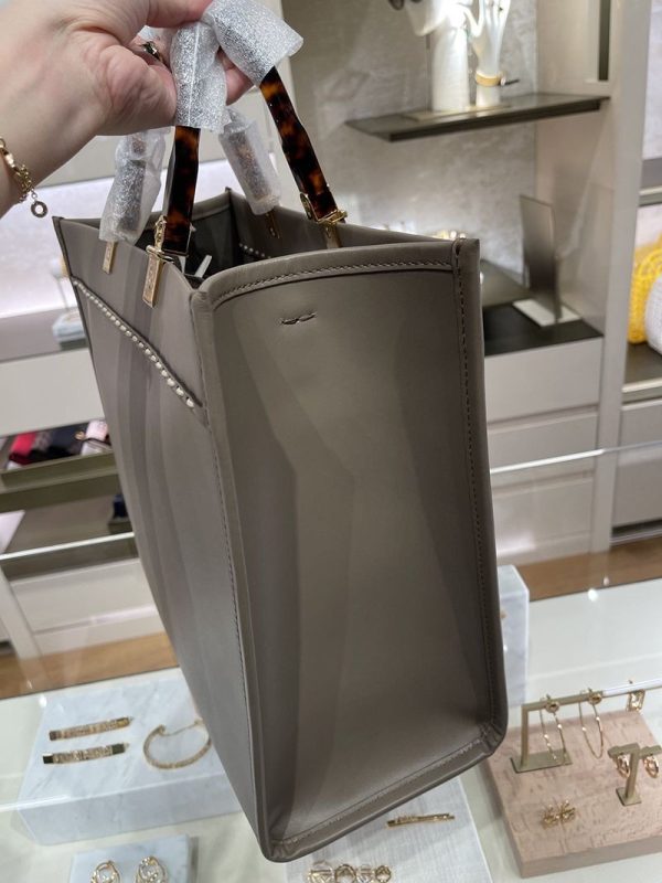 目を惹くカラーフェンディ 偽物 サンシャイン ミディアム グレーレザー／エラフレザー ショッパー 8BH386AHN5F1FEN - 画像 (5)