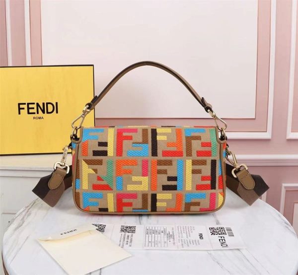 超話題!フェンディ バゲット コピー マルチカラーFFキャンバス バッグ 8BR600AHW7F18H2 - 画像 (3)