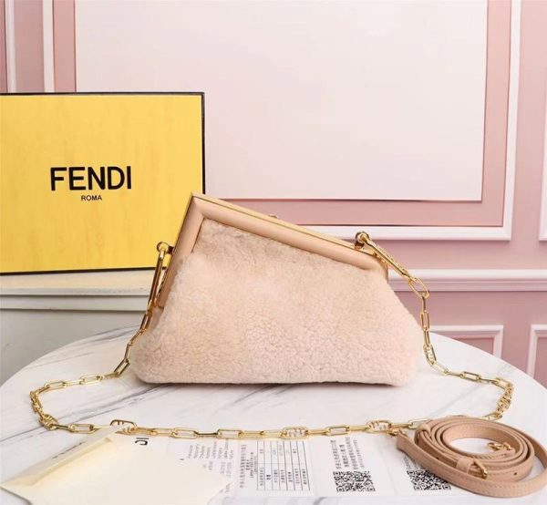 【日本未発売】フェンディ コピー ファースト スモール シープスキンバッグ fek00335 - 画像 (3)