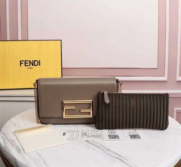 世界中で大人気♪フェンディ コピー 財布内蔵ミニバッグ ポーチ付き グレーレザー ミニバッグ 8BS032AHM0F1F1M - 画像 (4)