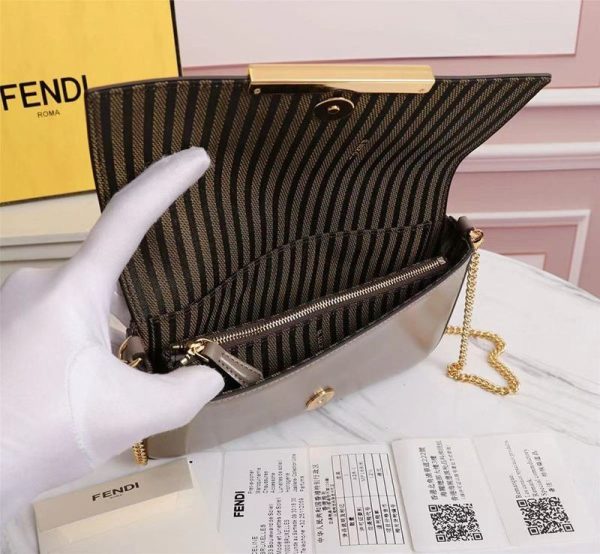 世界中で大人気♪フェンディ コピー 財布内蔵ミニバッグ ポーチ付き グレーレザー ミニバッグ 8BS032AHM0F1F1M - 画像 (9)