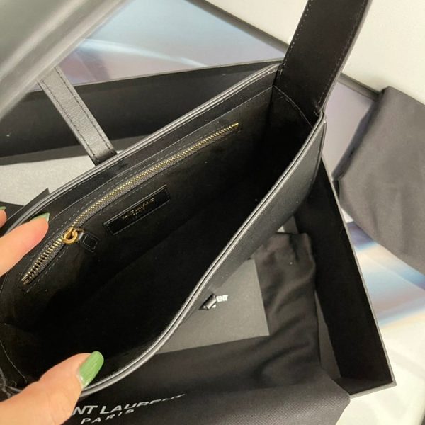 ☆新作21AW☆サンローラン ショルダーバッグ 偽物 ル サンカセット ホーボーバッグ Saz97756 - 画像 (8)