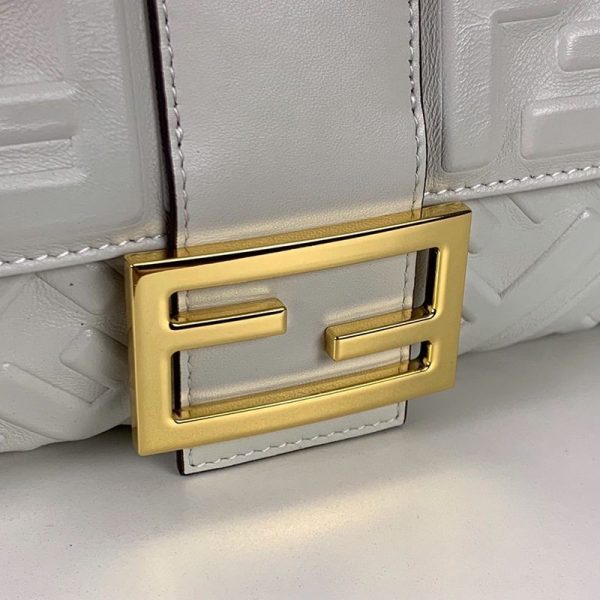 送料込フェンディ バゲット 偽物 FF エンボス バゲット レザーバッグ feu53381 - 画像 (3)
