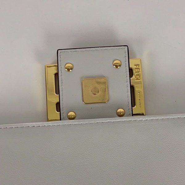 送料込フェンディ バゲット 偽物 FF エンボス バゲット レザーバッグ feu53381 - 画像 (7)