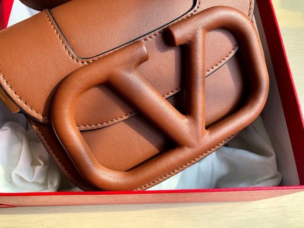大人気！ヴァレンティノ ショルダーバッグ 偽物 Vロゴ SUPERVEE レザー クロスボディバッグ Vue48622 - 画像 (7)