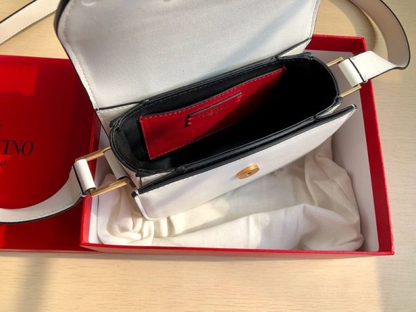 大人気!!新色ヴァレンティノ ショルダーバッグ 偽物 Vロゴ SUPERVEE レザー クロスボディバッグ Vun55226 - 画像 (8)